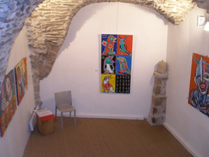 French press reviews of “Made in USA,” Galerie Saint-Pierre, Limoges (March–April 2011), 2011: photograph 4 (Under the stone arch, Galerie Saint-Pierre)