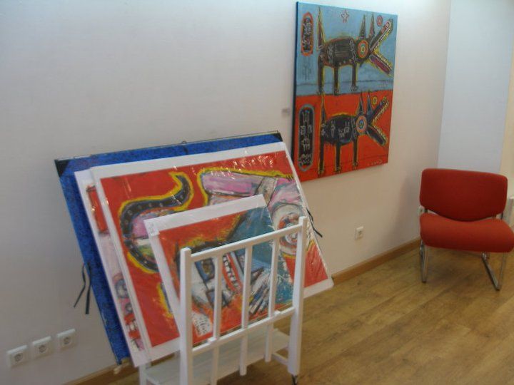 French press reviews of “Made in USA,” Galerie Saint-Pierre, Limoges (March–April 2011), 2011: photograph 7 (Paintings in the browser rack)