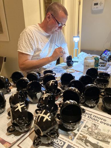 Drawing icons on black cups, October 4, 2021.